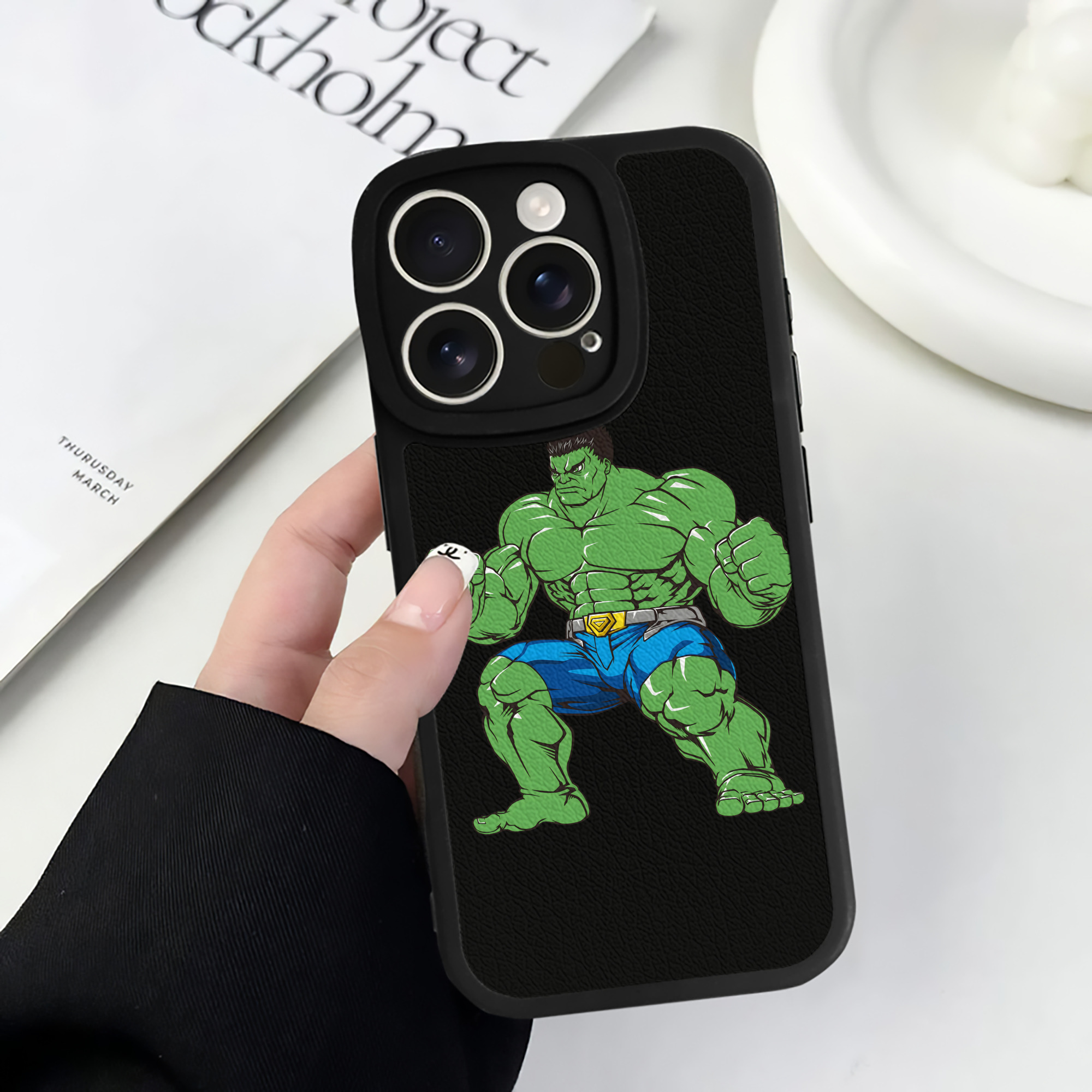（画像用） アベンジャーズ The Avengers 【iPhone 16シリーズ対応】シリコンスマホケース（レザー調） 材質：シリコン